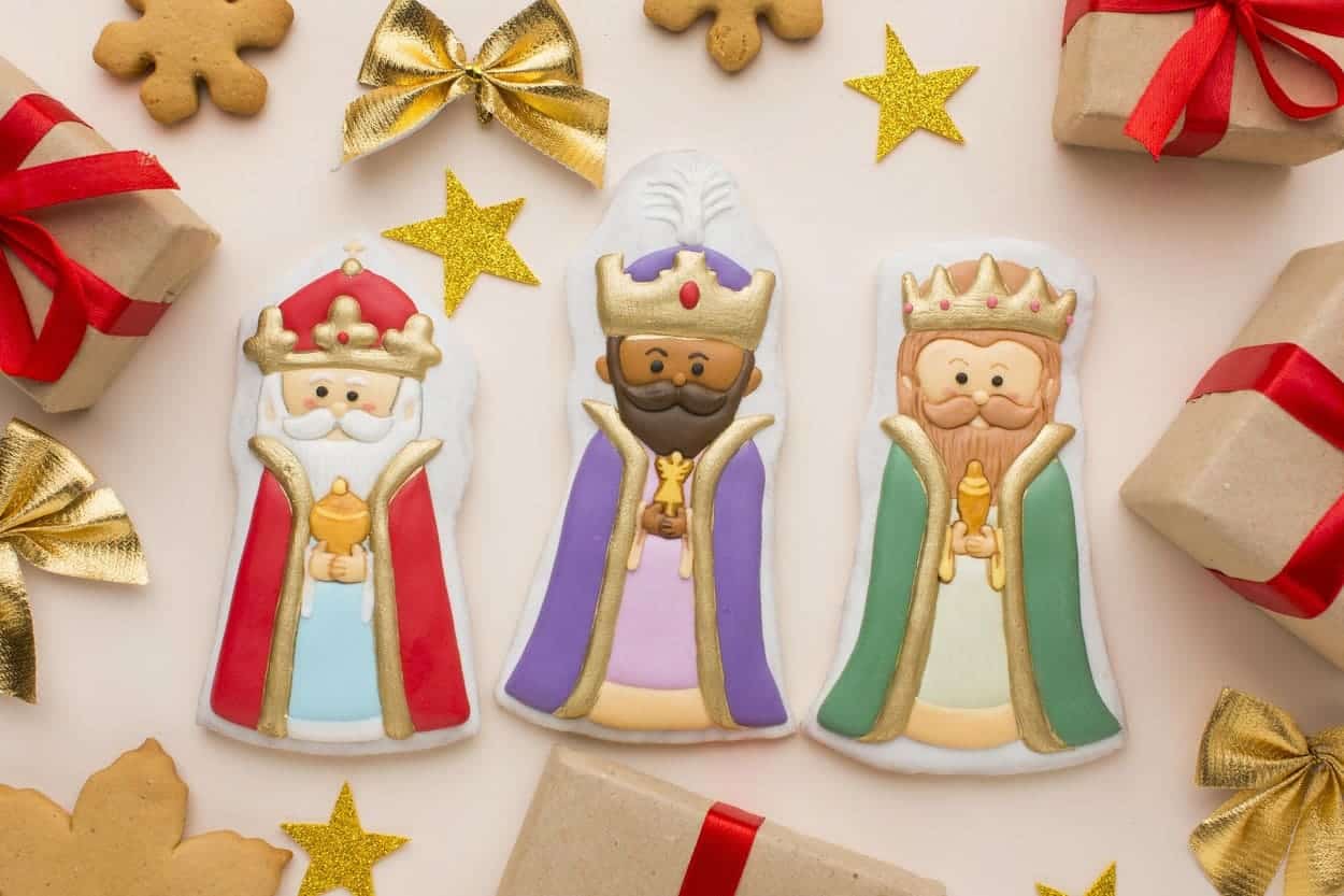 Three wise men cookies with golden bows and stars